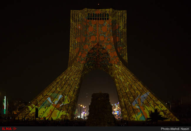 تصاویر صلح و دوستی بر دیواره های برج آزادی