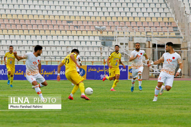 دیدارتیم های فوتبال  فجرشهیدسپاسی شیراز ومس رفسنجان