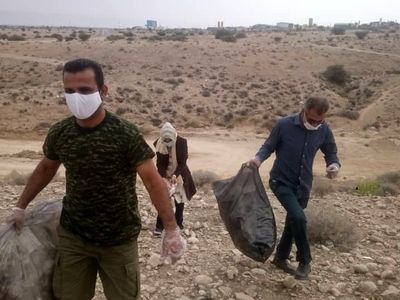 پاکسازی زباله‌های ورودی شهر لامرد