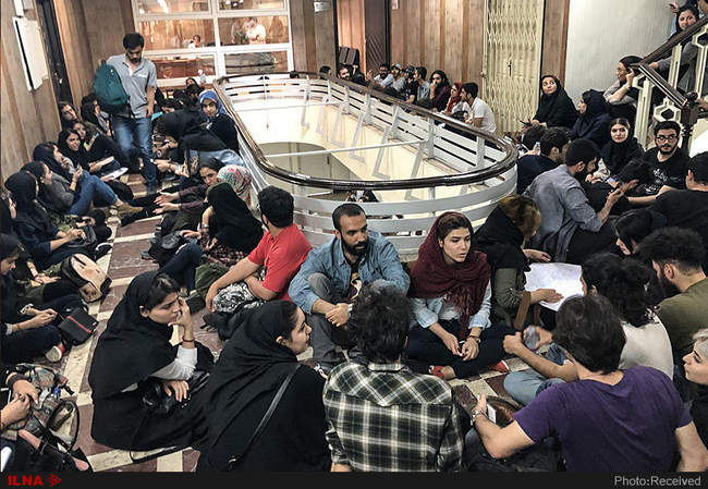 تجمع دانشجویان دانشگاه هنر و معماری در اعتراض به انتقال این دانشگاه 