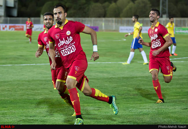 مسابقه فوتبال بین دوتیم نفت تهران و صنعت نفت آبادان