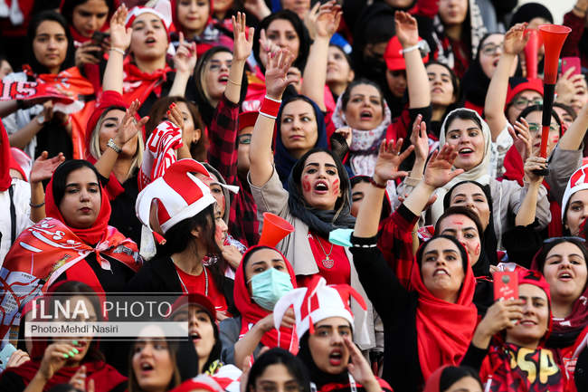 تصاویری از اولین حضور بانوان پرپسولیسی در لیگ برتر فوتبال در ورزشگاه