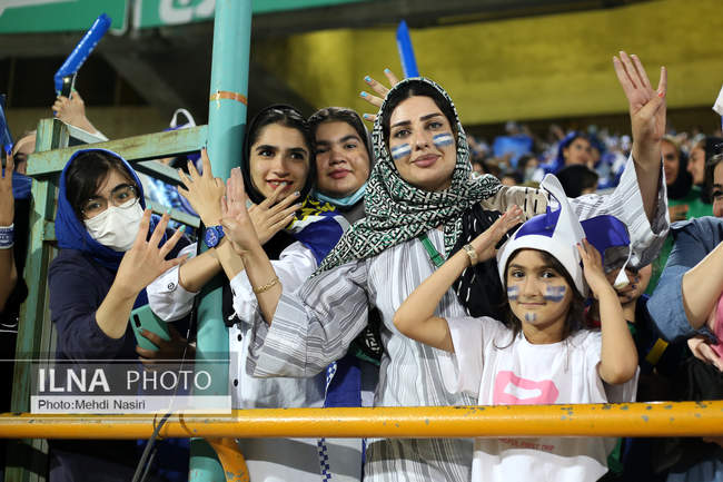 تصاویری از اولین حضور بانوان در لیگ برتر فوتبال  در ورزشگاه آزادی