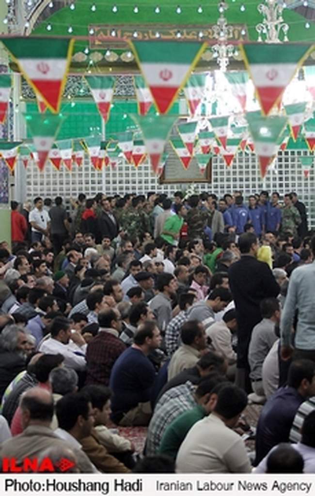 وزیر کار به همراه دبیر کل خانه کارگر در اجتماع بزرگ کارگران حاضر در ح