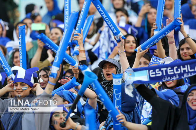 تصاویری از اولین حضور بانوان در لیگ برتر فوتبال  در ورزشگاه آزادی