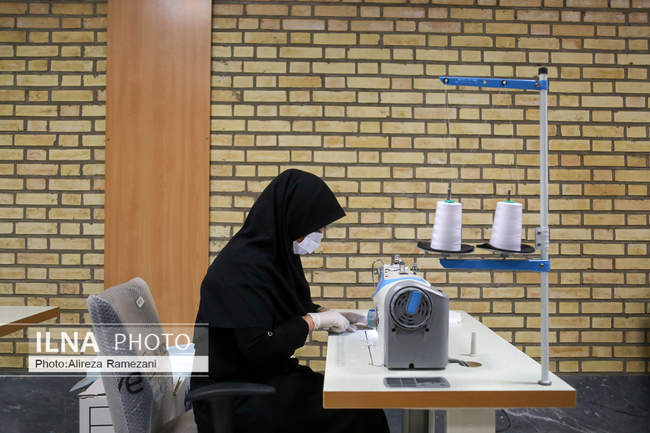 خط تولید ماسک و مواد ضد عفونی کننده در کارخانه های نساجی هلال ایران