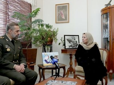 وزیر دفاع با خانواده شهید فکوری دیدار کرد