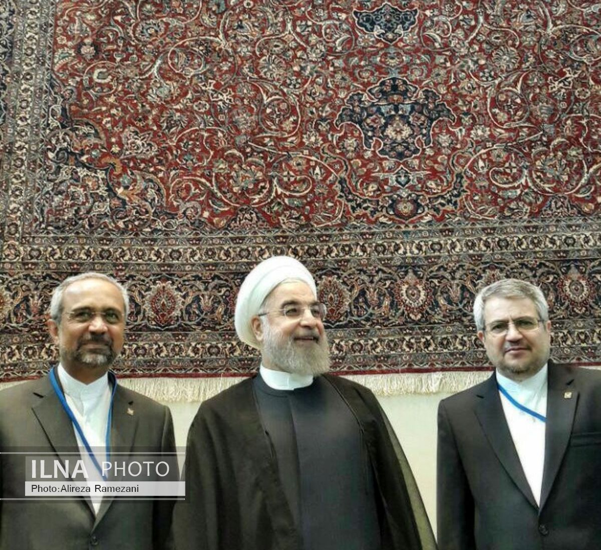 عکس یادگاری حسن روحانی با فرش ایرانی در سازمان ملل