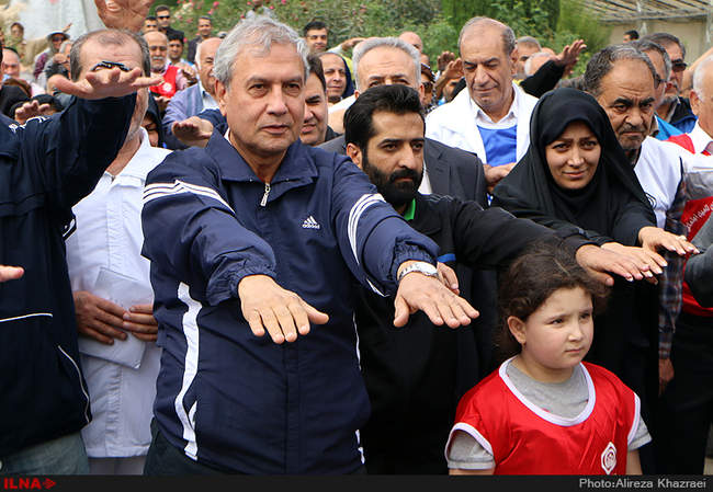 پیاده روی بازنشستگان سازمان تامین اجتماعی به همراه وزیر کار و امور ا�