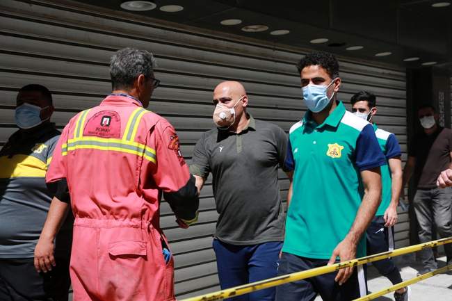 علیرضا منصوریان در محل حادثه متروپل آبادان