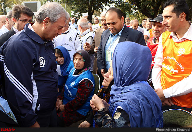 پیاده روی بازنشستگان سازمان تامین اجتماعی به همراه وزیر کار و امور ا