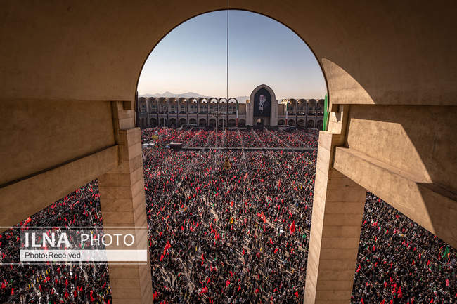 اقامه نماز بر پیکر رهبر شهید انقلاب با حضور جمعی از مسئولان، کارگزار�