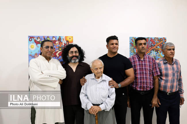 نمایشگاه «صلح» در فین؛ پوسترهای آذرخش فراهانی روی دیوار فرهنگ