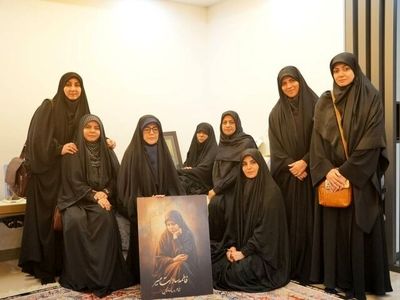 دیدار شاعران و نویسندگان با خانواده شهید هنرمند فاطمه‌سادات میر