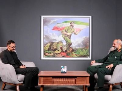 روح‌الامین اثرش را به فرمانده هوافضای سپاه پاسداران انقلاب اسلامی تقدیم کرد