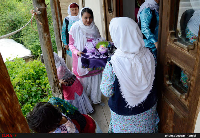 مراسم عیدی بران (بردن هدیه برای نوعروس) در روستاهای گیلان‎
