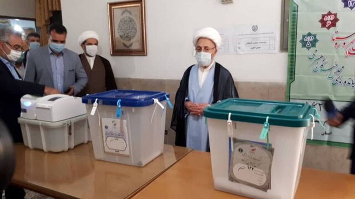 آیت‌الله سبحانی رای خود را به صندوق انداخت