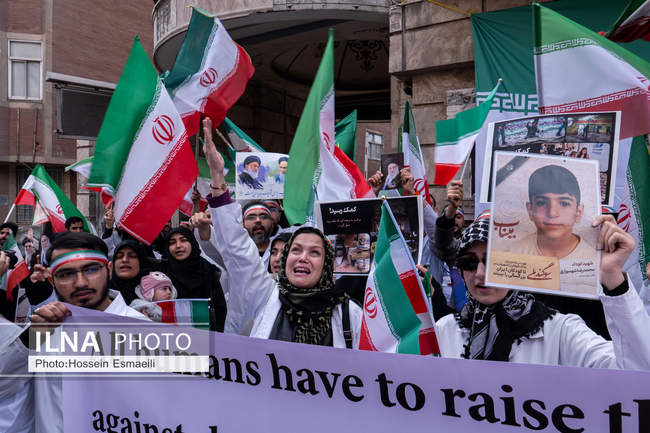 تجمع اعتراضی  روز گذشته کادر درمان مقابل بیمارستان گاندی
