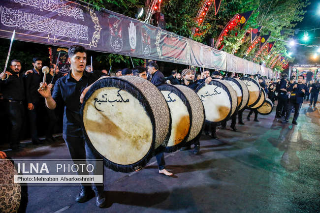 مراسم شاه حسین گویان در تکیه مکتب تشیع در شب عاشورا