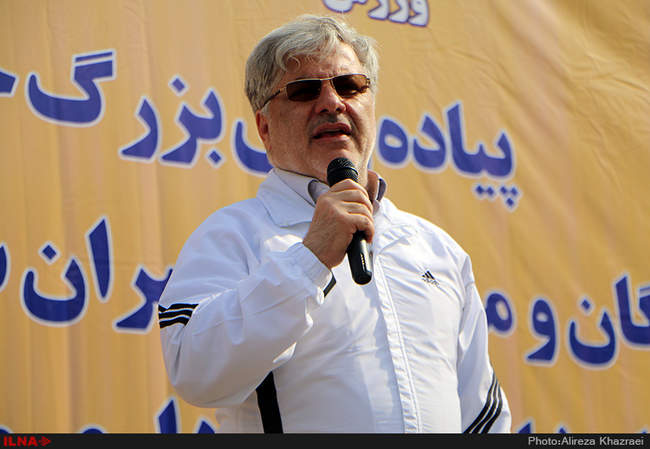 پیاده روی بازنشستگان سازمان تامین اجتماعی به همراه وزیر کار و امور ا�