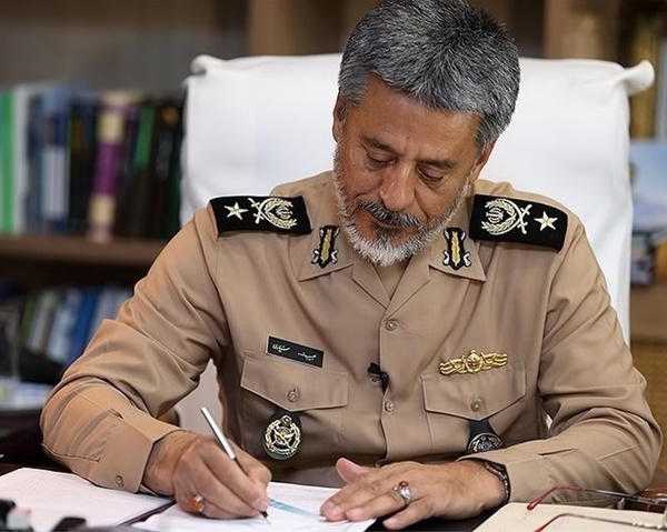 دریادار سیاری روز قلم را به معاون فرهنگی و روابط عمومی ارتش تبریک گفت
