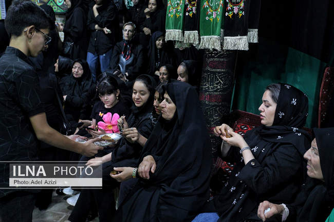 آیین عزاداری شب عاشورا در حسینیه تاریخی تکیه شش ناو تفرش