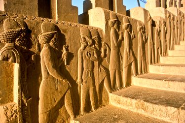 جنگ با خردمندان آسان‌تر است از حلوا خوردن با بی‌خردان 