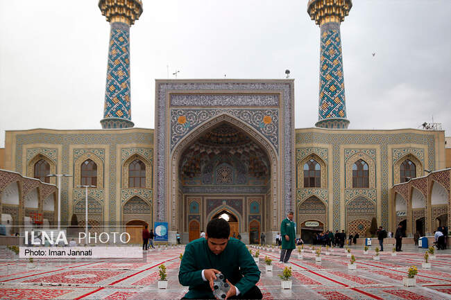 پذیرایی افطار از زائران در ورودی حرم امام رضا(ع)