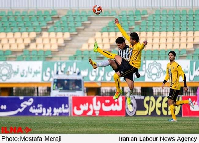 بازی صبای قم و سپاهان اصفهان در ورزشگاه یادگار امام شهر قم