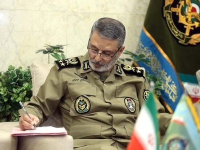  فرمانده کل ارتش روز نیروی انتظامی را تبریک گفت