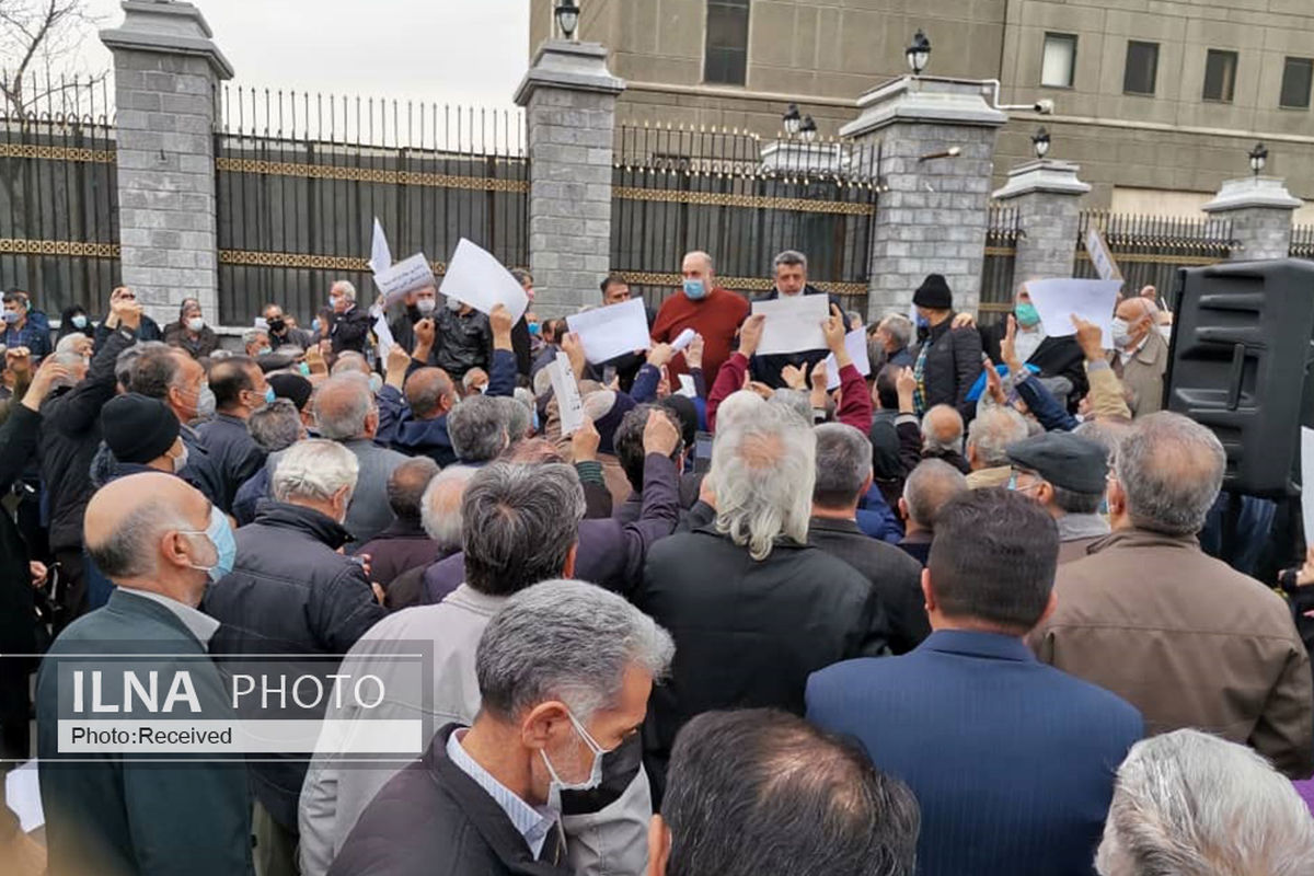 تجمع بازنشستگان کارگری مقابل مجلس/ هنوز دریافتی‌مان نصف خط فقر است!