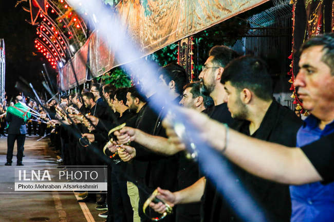 مراسم شاه حسین گویان در تکیه مکتب تشیع در شب عاشورا