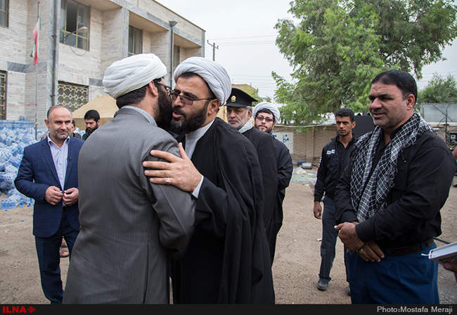 اهداء پرچم حرم امام رضا (ع) به موکب های مستقر در مهران