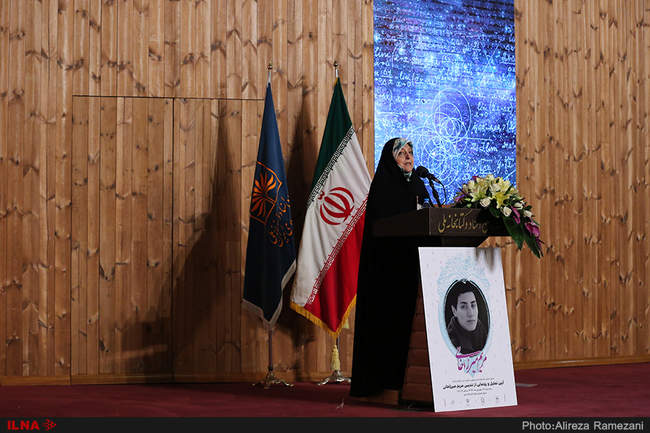 مراسم رونمایی از تندیس و تمبر مریم میرزاخانی