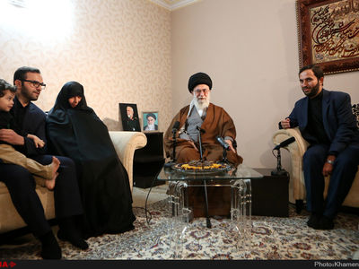 فیلم/ حضور رهبر انقلاب در منزل سردار شهید حسین همدانی