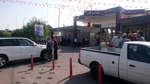 تجمع کارگران شرکت کنتورسازی مقابل استانداری قزوین/ یک کارگر: 24 ماه حقوق طلب داریم و مستأصل شدهایم