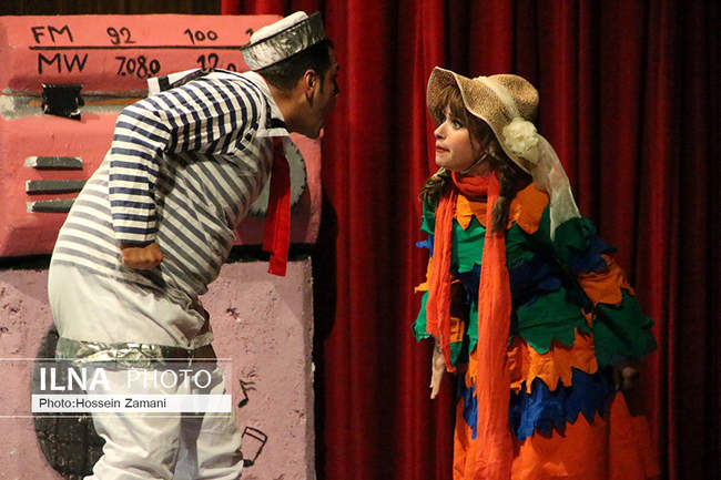 اجرای نمایش «مردِ نون زنجبیلی» در لامرد 