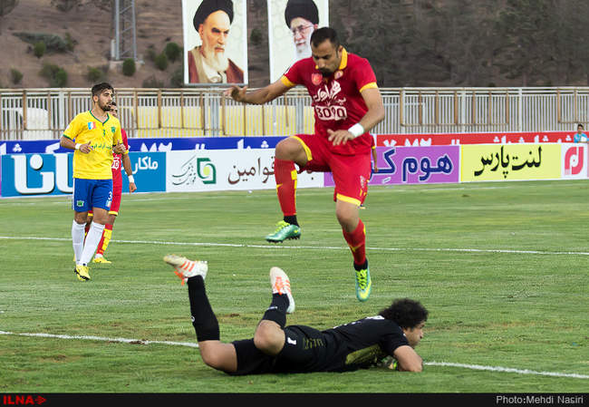 مسابقه فوتبال بین دوتیم نفت تهران و صنعت نفت آبادان