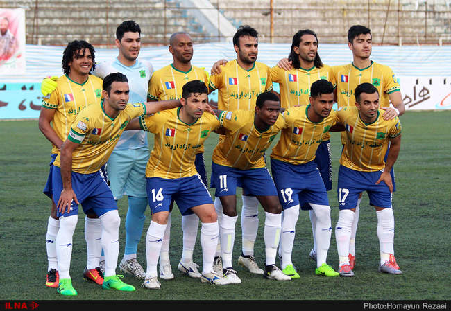 دیدار تیم های فوتبال سپیدرود رشت و صنعت نفت آبادان