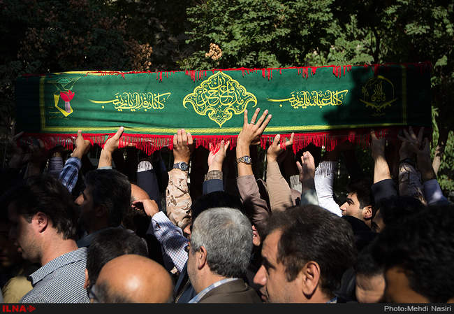 تشییع پیکردوتن از شهدای مدافع حرم در بازار تهران