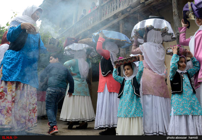 مراسم عیدی بران (بردن هدیه برای نوعروس) در روستاهای گیلان‎