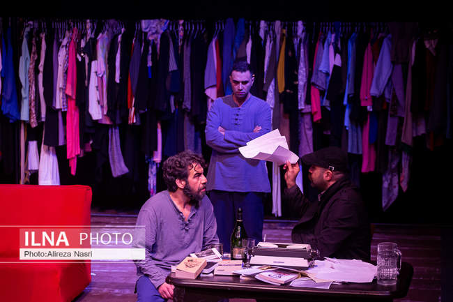 نمایش «موش‌ها و آدم‌ها» در تئاتر شهر قزوین 