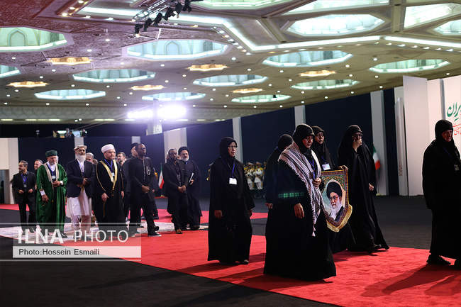 ادای احترام سران قوا و مسئولان نظام به پیکر آقای شهید ایران