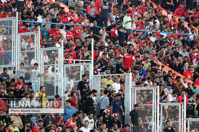 دیدار تیمهای فوتبال پرسپولیس تهران و ذوب آهن اصفهان