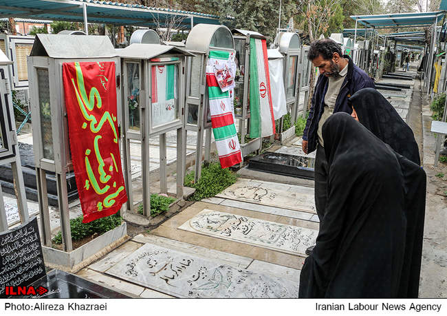 غبار روبی مزار شهدا در پنجشنبه آخر سال