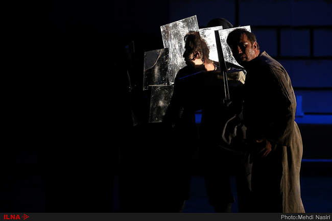 نمایش«مردی در آینه»