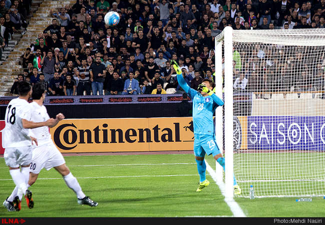 مسابقه فوتبال بین دوتیم ایران و کره جنوبی