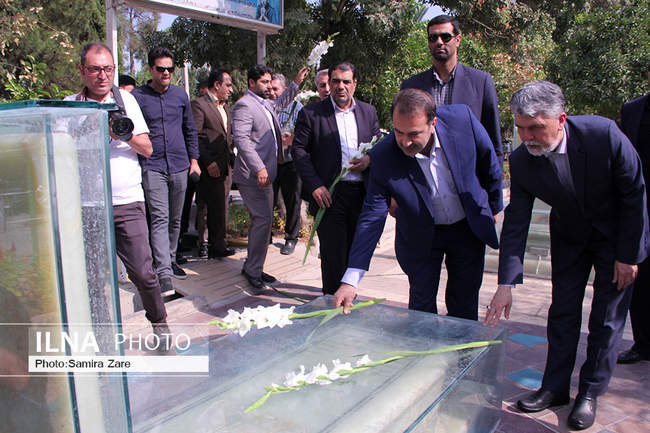 حضور وزیر ارشاد در گلزار شهدای شیراز 