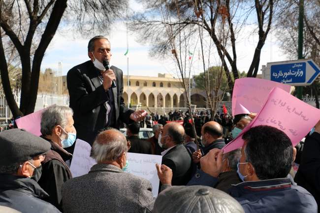 تجمع اعتراضی بازنشستگان تأمین اجتماعی اصفهان مقابل استانداری