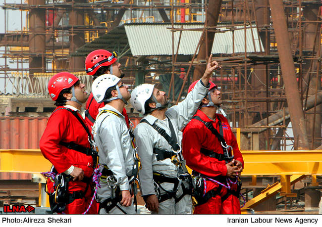 کارگران ایستاده‌اند... (1)